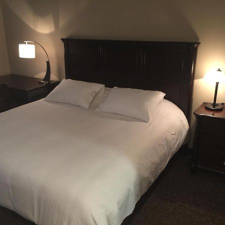 Jolly Giant Pub & Motel Willow Bunch Esterno foto