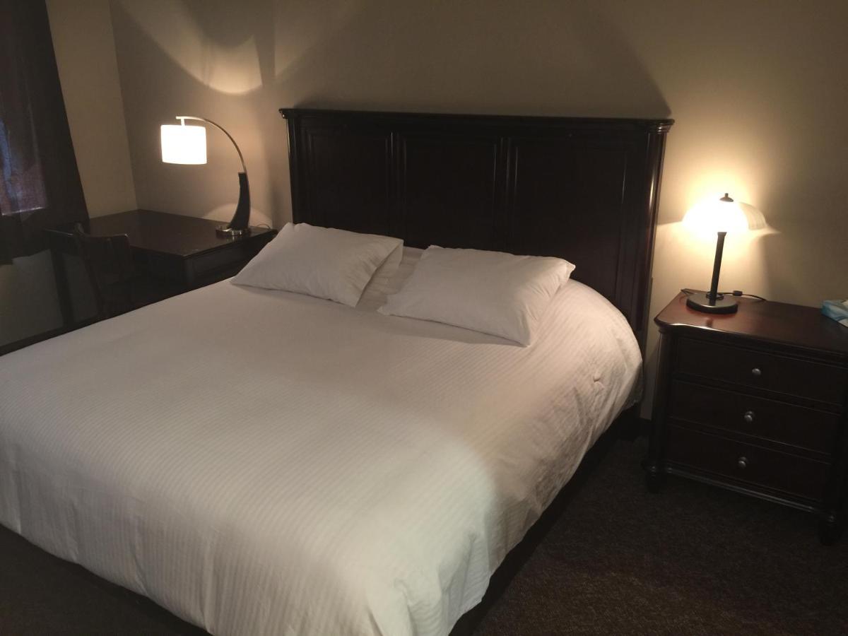 Jolly Giant Pub & Motel Willow Bunch Esterno foto