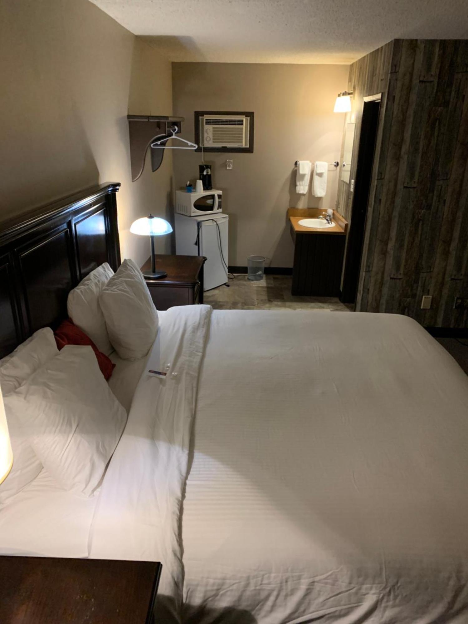 Jolly Giant Pub & Motel Willow Bunch Esterno foto