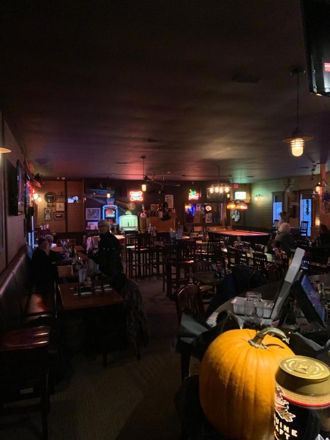 Jolly Giant Pub & Motel Willow Bunch Esterno foto