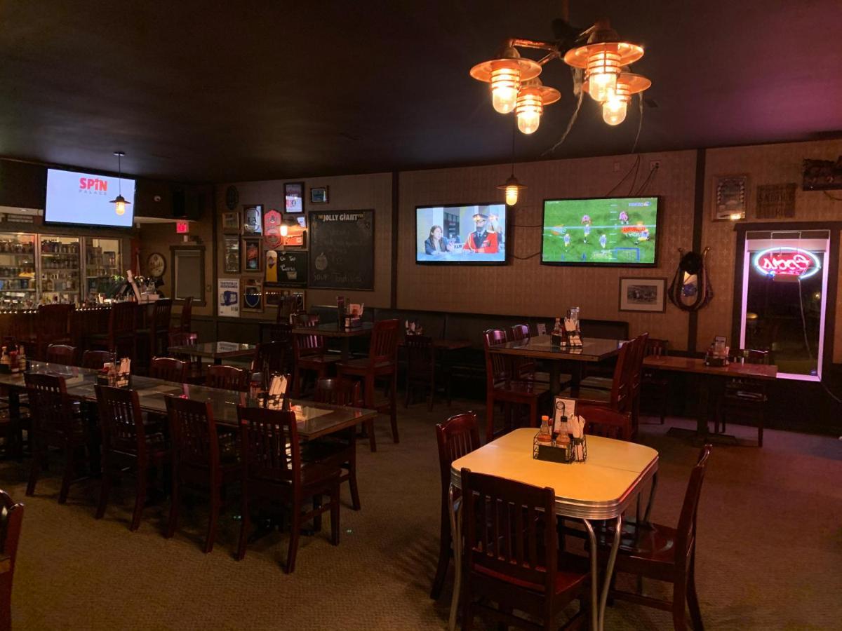 Jolly Giant Pub & Motel Willow Bunch Esterno foto