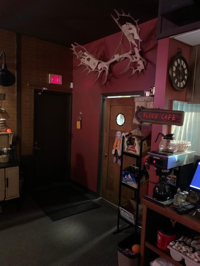 Jolly Giant Pub & Motel Willow Bunch Esterno foto