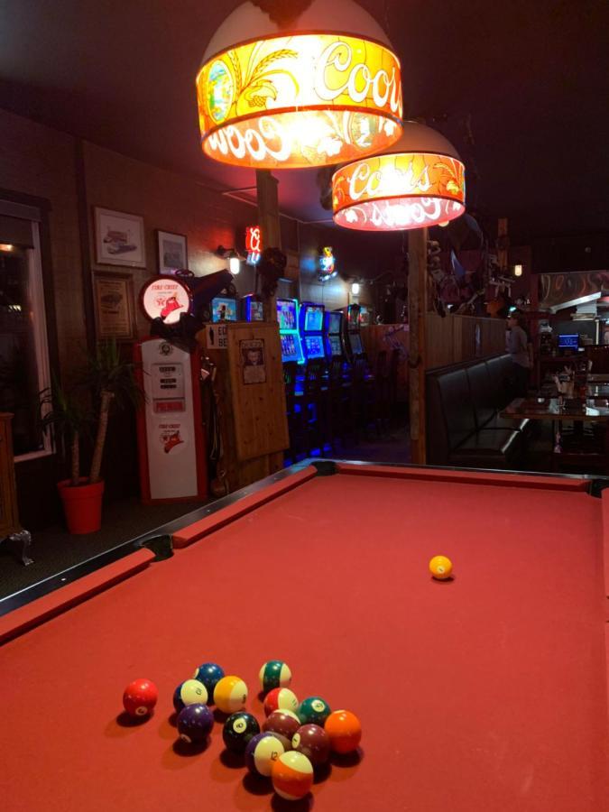 Jolly Giant Pub & Motel Willow Bunch Esterno foto