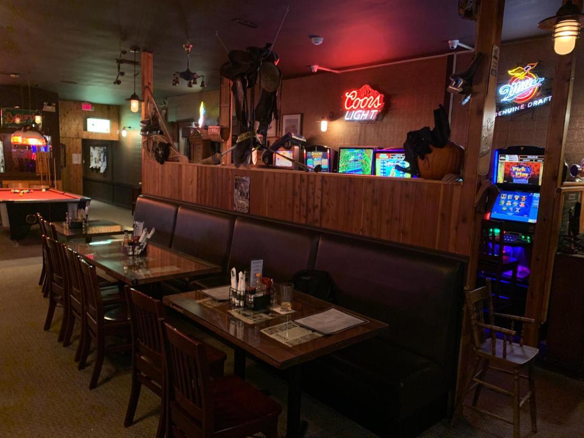 Jolly Giant Pub & Motel Willow Bunch Esterno foto