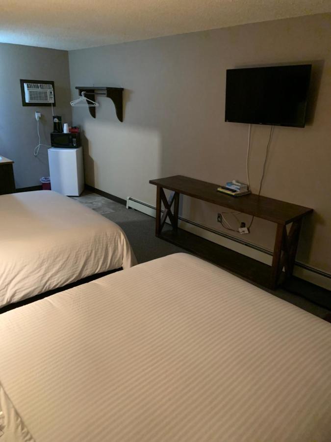 Jolly Giant Pub & Motel Willow Bunch Esterno foto