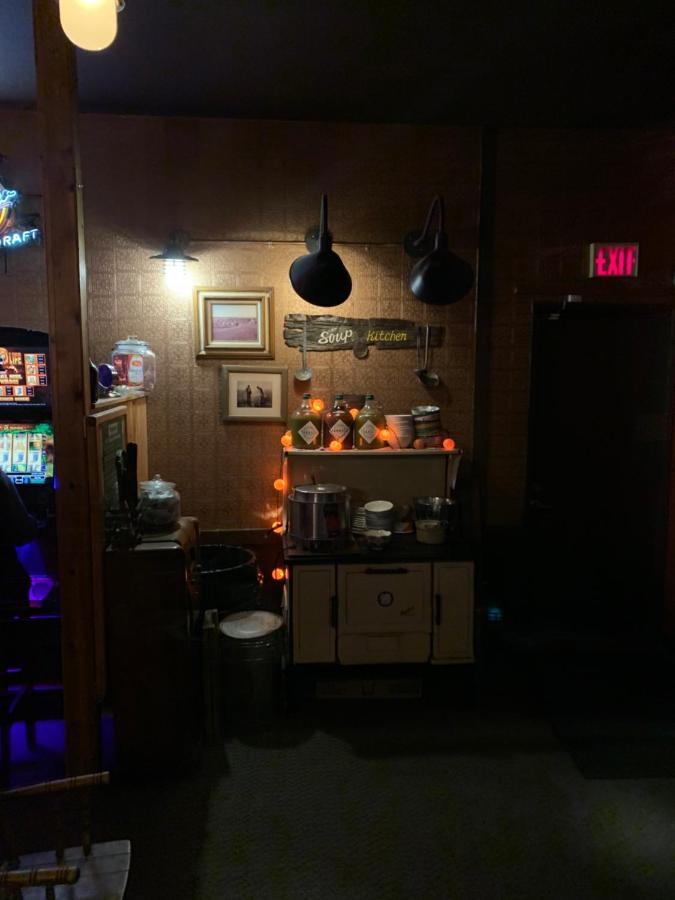 Jolly Giant Pub & Motel Willow Bunch Esterno foto