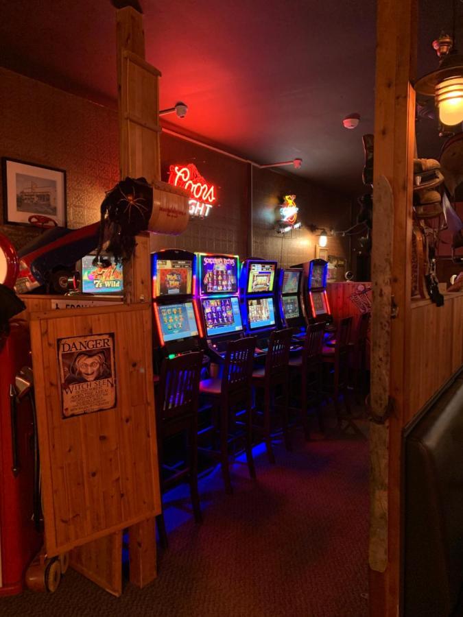 Jolly Giant Pub & Motel Willow Bunch Esterno foto