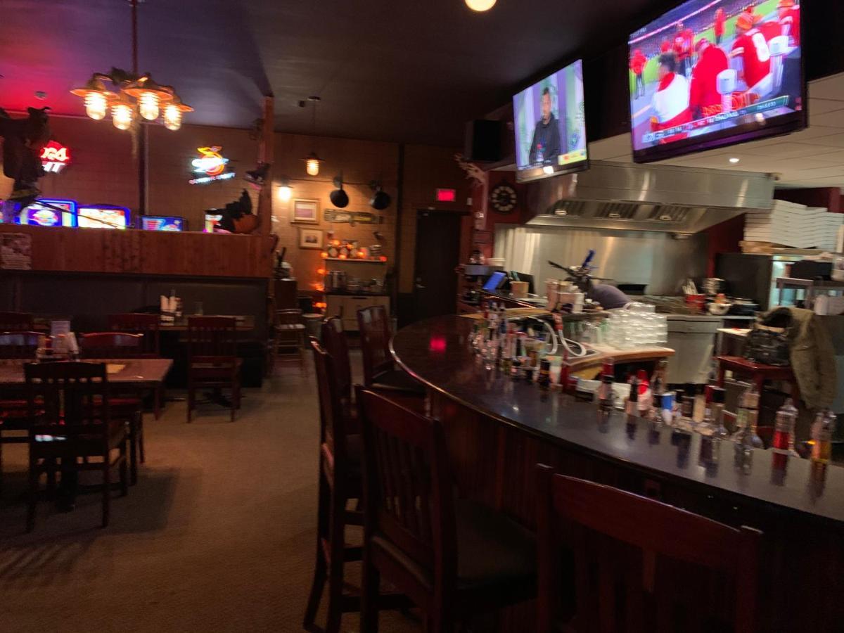 Jolly Giant Pub & Motel Willow Bunch Esterno foto