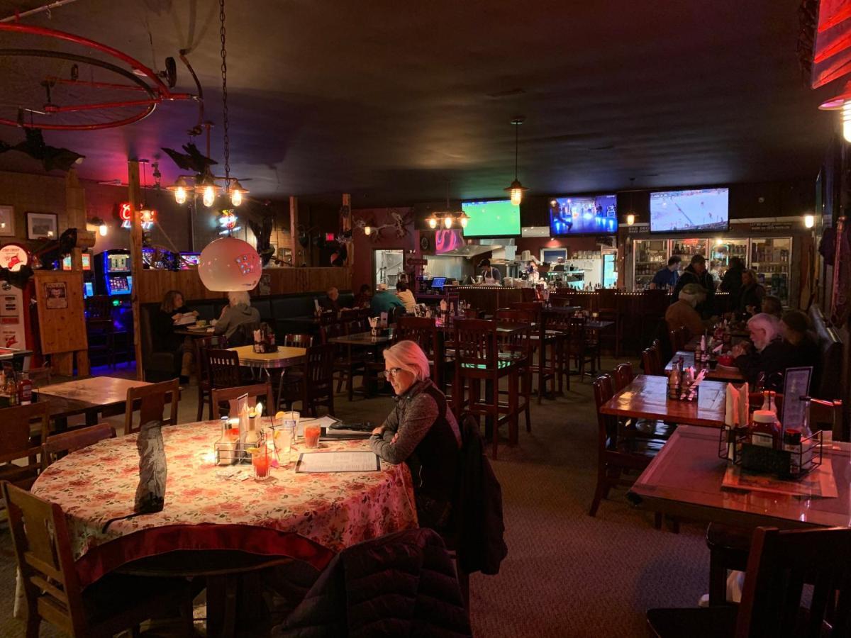 Jolly Giant Pub & Motel Willow Bunch Esterno foto