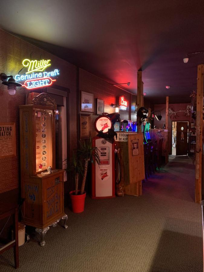 Jolly Giant Pub & Motel Willow Bunch Esterno foto